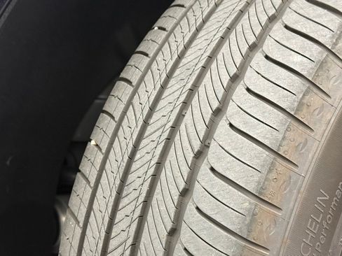 Used 2025 Genesis GV70 2.5T Advanced w/ Advanced Package image 37