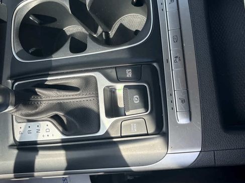 Used 2024 Kia Carnival LX FWD image 15