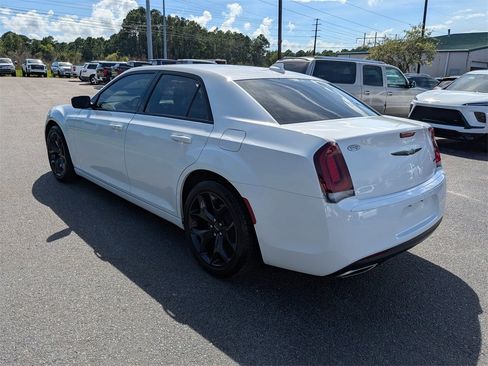 Used 2023 Chrysler 300 Touring w/ Sport Appearance Package image 6