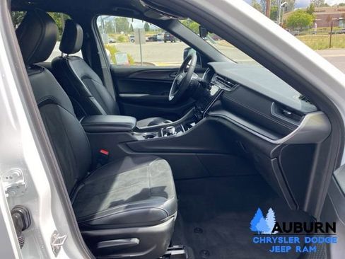 Used 2025 Jeep Grand Cherokee Altitude AWD/4WD image 14