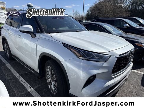 Used 2022 Toyota Highlander Platinum image 1