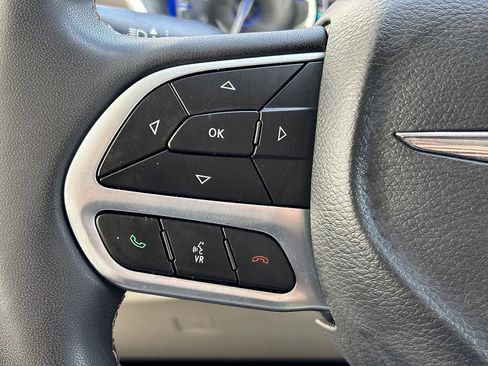 Used 2024 Chrysler Pacifica Touring-L FWD image 32
