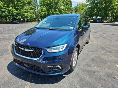 Used 2023 Chrysler Pacifica Touring-L FWD image 2