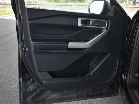 Used 2021 Ford Explorer XLT w/ Equipment Group 202A AWD/4WD image 12