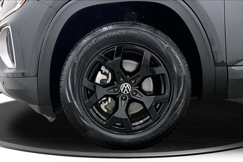 Used 2024 Volkswagen Atlas Peak Edition SE AWD/4WD image 33