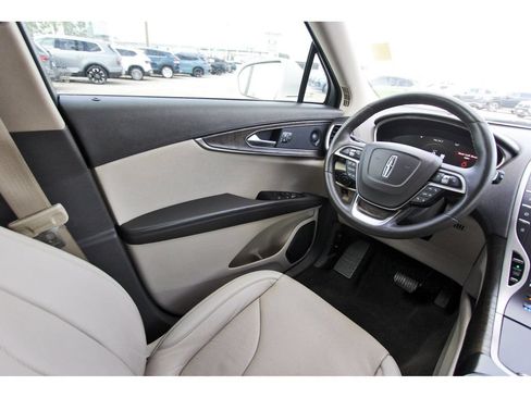 Used 2020 Lincoln Nautilus Reserve w/ Cargo Utility Package FWD image 11