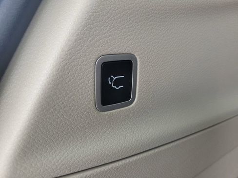 Used 2023 Chrysler Pacifica Limited FWD image 10