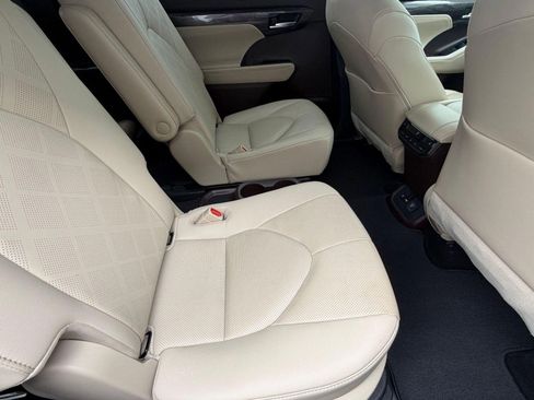 Used 2021 Toyota Highlander Platinum image 32