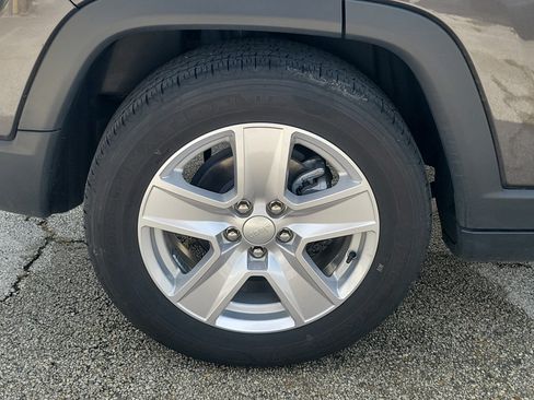 Used 2022 Jeep Compass Latitude w/ Convenience Group FWD image 5