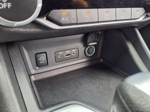 Used 2024 Nissan Sentra SV FWD image 9