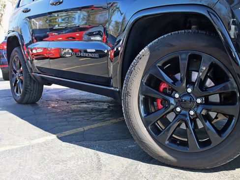 Used 2017 Jeep Grand Cherokee Altitude AWD/4WD image 6