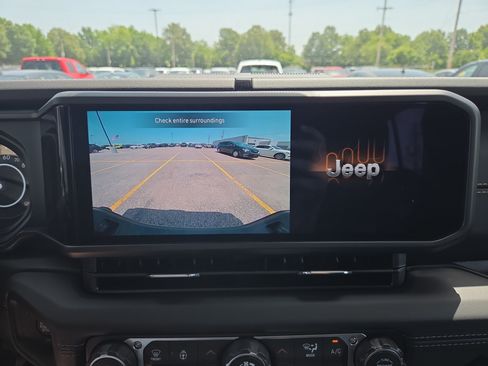 Used 2025 Jeep Gladiator Sport AWD/4WD image 12