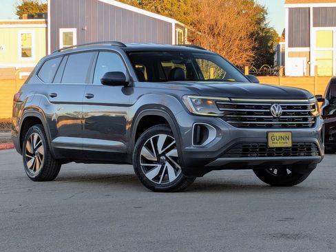 Used 2025 Volkswagen Atlas SE FWD image 2