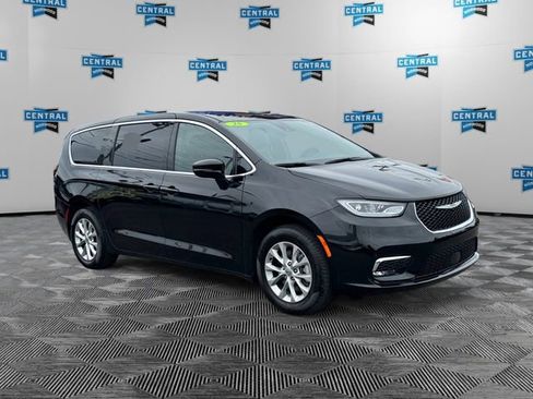 Certified 2025 Chrysler Pacifica Select image 8