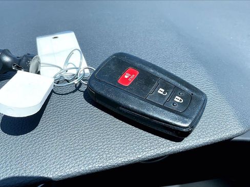 Used 2021 Toyota RAV4 XLE FWD image 14
