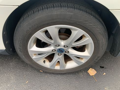 Used 2010 Ford Taurus SEL image 24