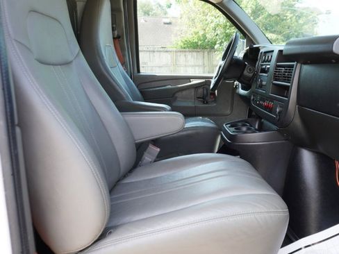 Used 2015 Chevrolet Express 2500 image 10