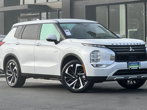 New 2025 Mitsubishi Outlander SE image 3