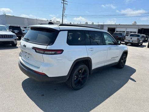 Used 2023 Jeep Grand Cherokee L Laredo AWD/4WD image 19