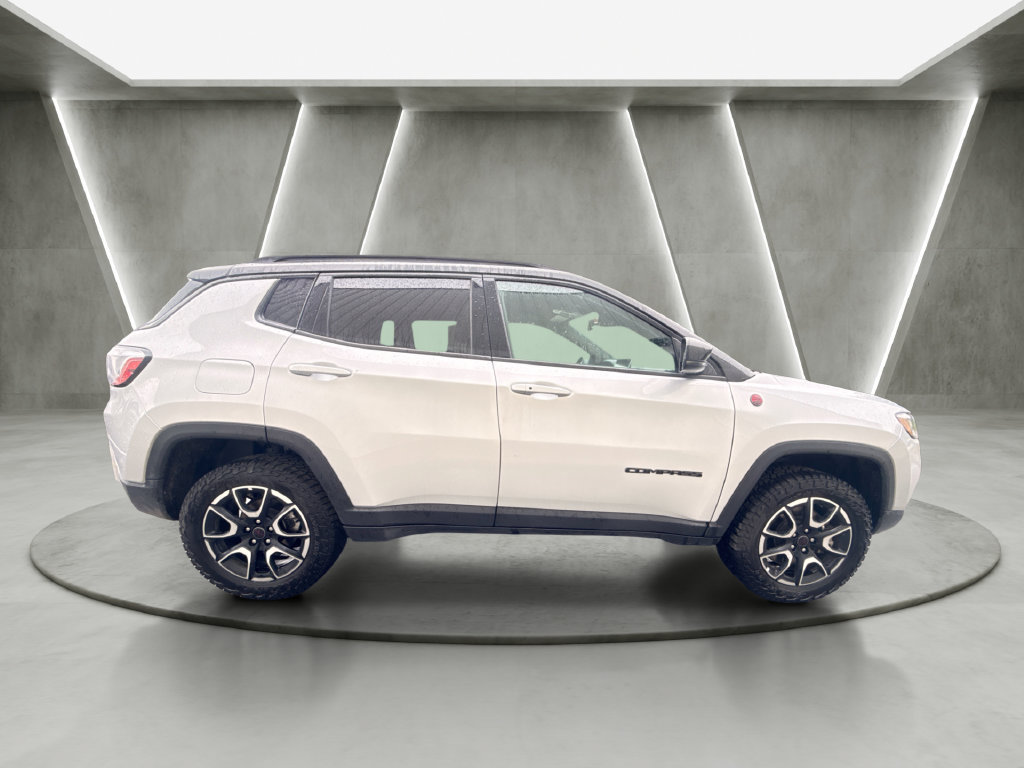 Used 2025 Jeep Compass Trailhawk AWD/4WD image 8