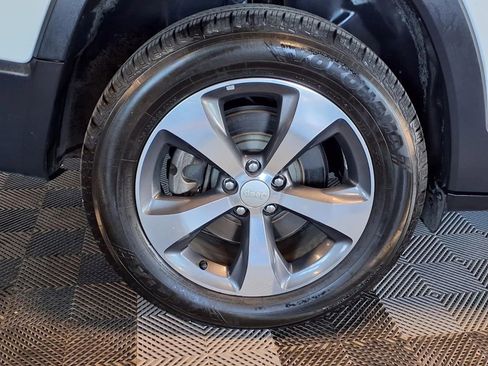 Used 2019 Jeep Cherokee Limited w/ Luxury Group AWD/4WD image 8