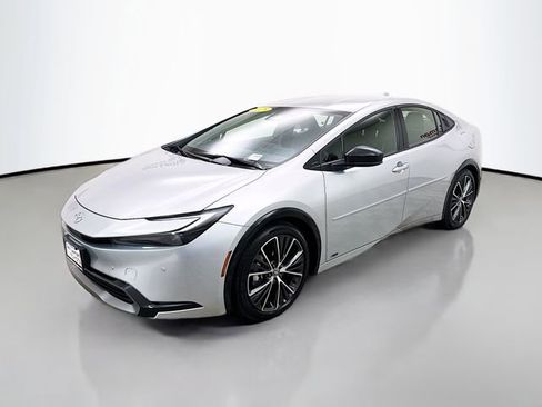 Used 2025 Toyota Prius XLE image 3