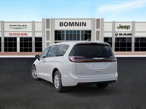 New 2026 Chrysler Pacifica Select image 3