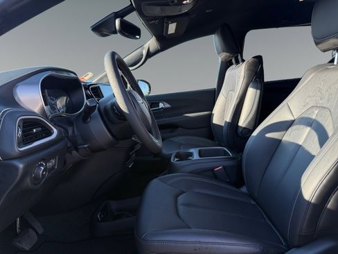 New 2026 Chrysler Pacifica Select image 9