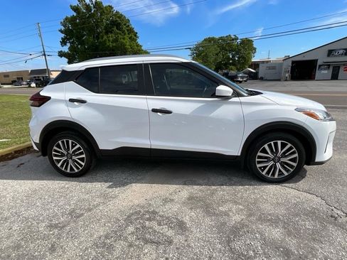 Used 2023 Nissan Kicks SV image 4