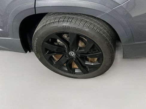 Used 2024 Volkswagen Taos SE w/ Black Wheel Package image 11