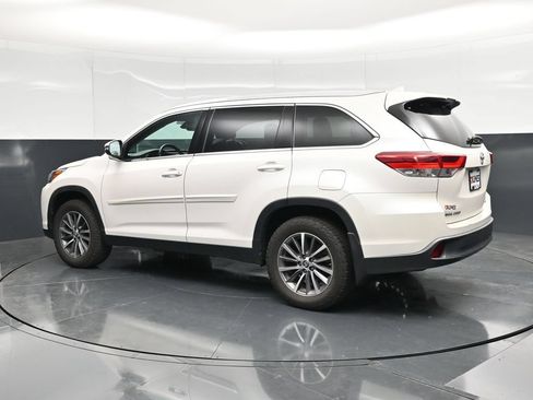 Used 2019 Toyota Highlander XLE AWD/4WD image 10