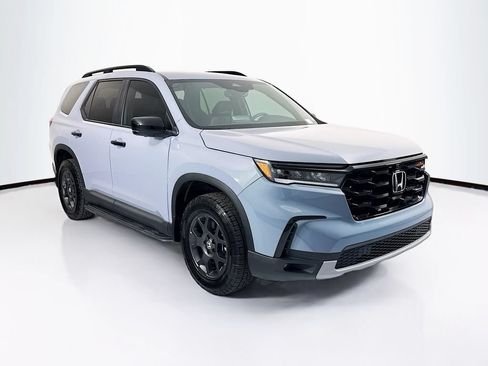 Certified 2025 Honda Pilot TrailSport image 3