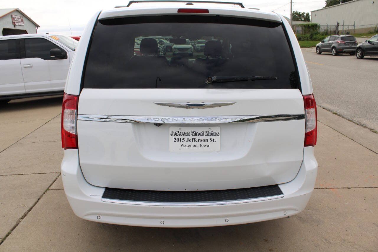 Used 2014 Chrysler Town & Country Touring-L FWD image 2