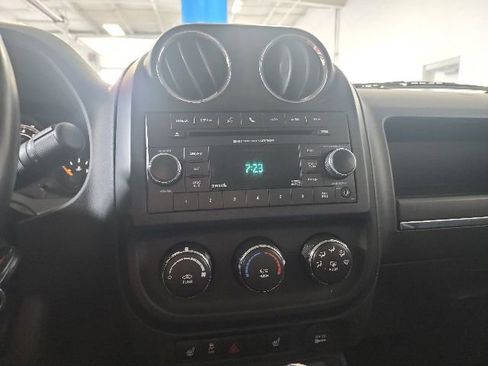 Used 2017 Jeep Patriot Latitude AWD/4WD image 28