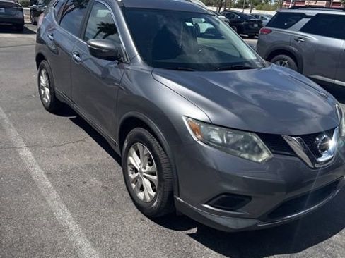 Used 2015 Nissan Rogue SV image 2