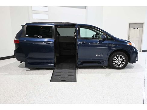 Used 2018 Toyota Sienna XLE Premium FWD image 17