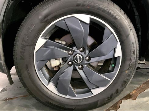 Used 2025 Nissan Rogue SV AWD/4WD image 9