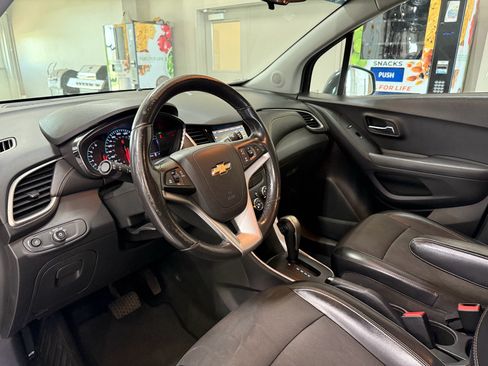 Used 2018 Chevrolet Trax LT w/ LT Convenience Package AWD/4WD image 9