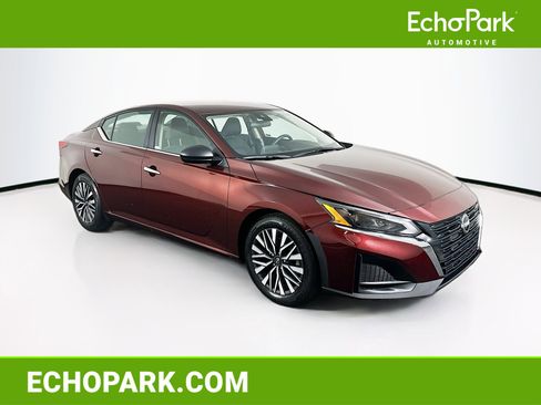 Used 2024 Nissan Altima 2.5 SV image 1