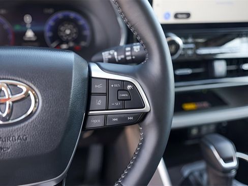 Used 2025 Toyota Highlander Platinum image 16