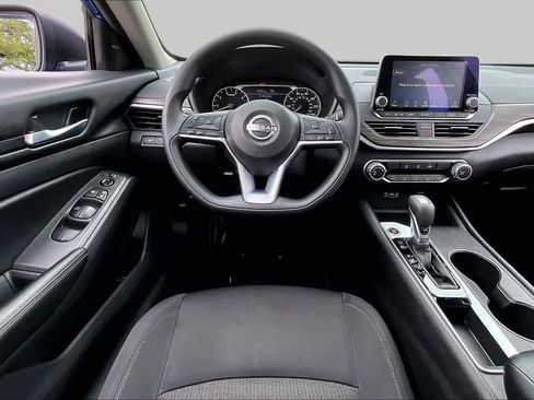 Used 2025 Nissan Altima 2.5 SV FWD image 6
