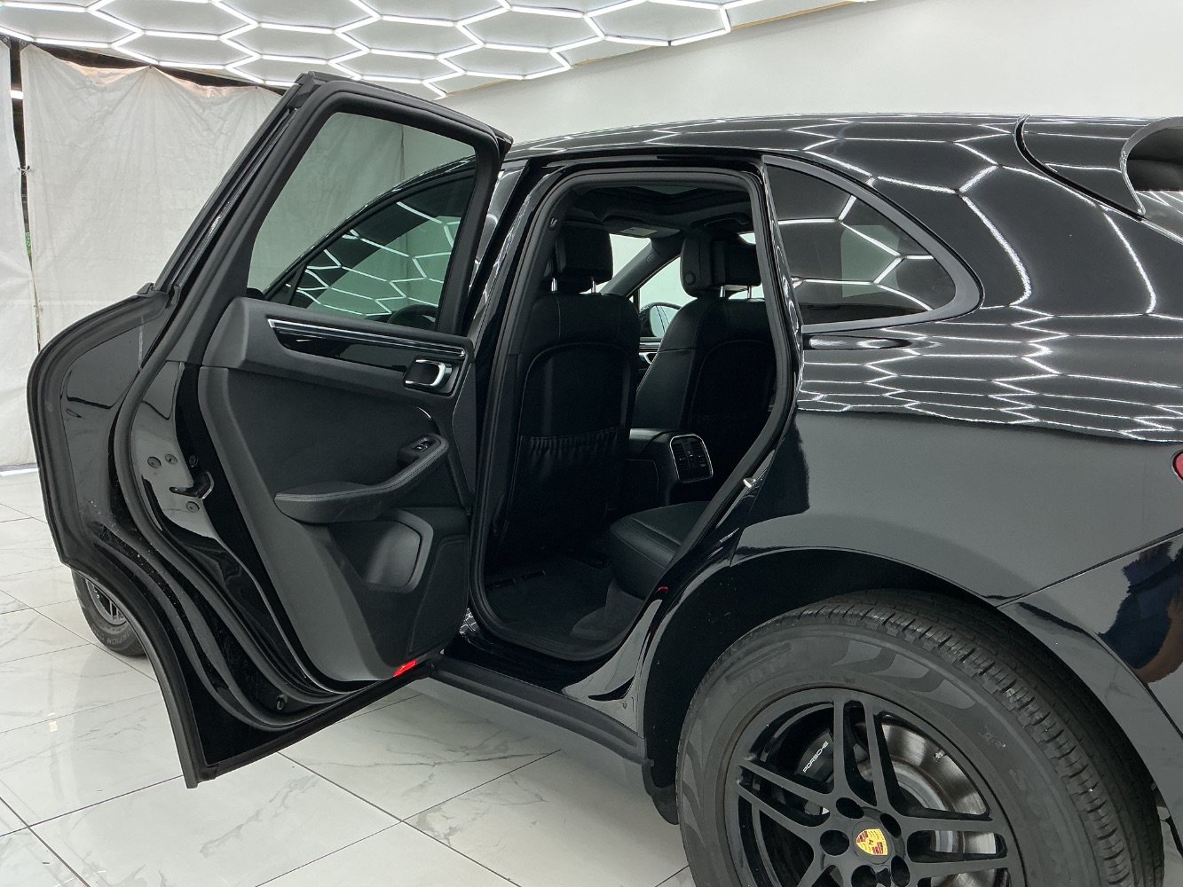 Used 2018 Porsche Macan AWD/4WD image 22