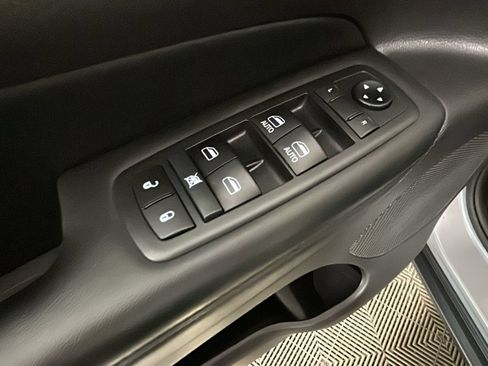 Used 2019 Jeep Grand Cherokee Laredo w/ 18" Wheel & 8.4" Radio Group AWD/4WD image 13