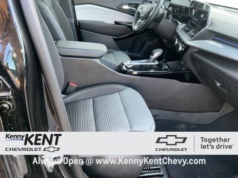 Certified 2025 Chevrolet Trax LT w/ LT Convenience Package image 13