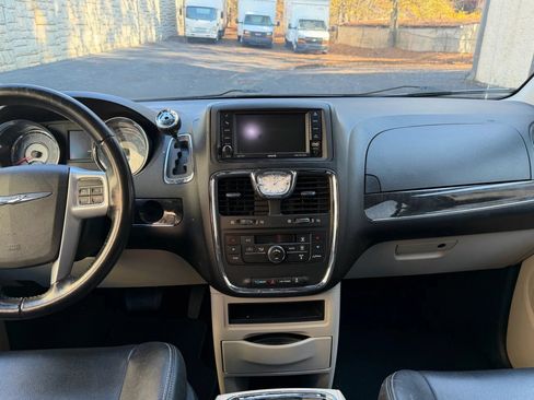 Used 2014 Chrysler Town & Country Touring FWD image 17