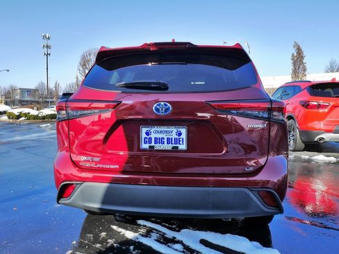 Used 2021 Toyota Highlander LE image 6