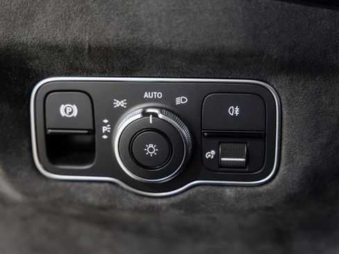 Used 2023 Aston Martin V8 Vantage Coupe RWD image 35