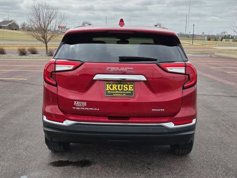 Used 2024 GMC Terrain SLT w/ Infotainment Package II image 4