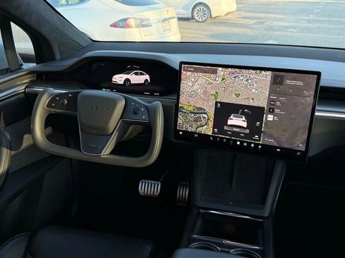 Used 2022 Tesla Model X Plaid image 17