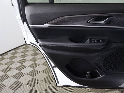 Used 2023 Jeep Grand Cherokee Limited image 22